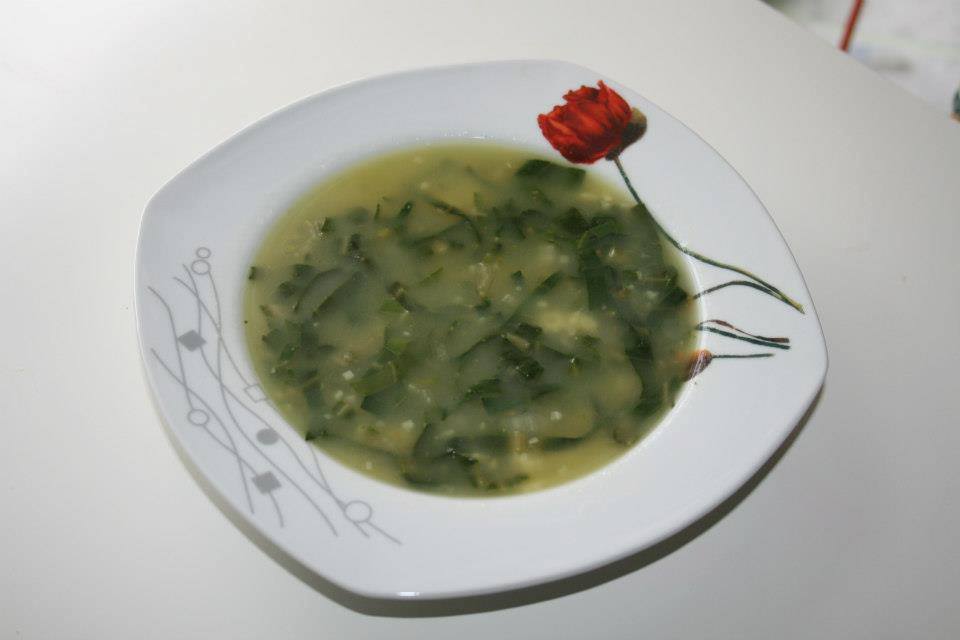 Corba od blitve. 500g blitve1,5 l vode 3 do 4 cena belog luka 1 kasika brasna zacin od susenog povrca i so..opranu blitvu iseci na rezanca naliti vodu i staviti da se kuva kuvati oko 20 minuta zaciniti zacinom od susenog pvrca i ociscenim i i seckanim belim lukom u vodi razmutiti brasno pa sipatiu corbu i kuvati jos 20 tak minuta dok se smase ne zgusne prijatno...